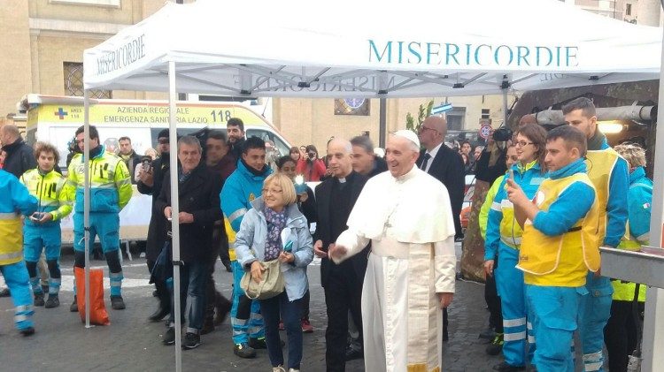 Le Pape visite un centre médical provisoire, en face de la basilique Saint-Pierre de Rome.