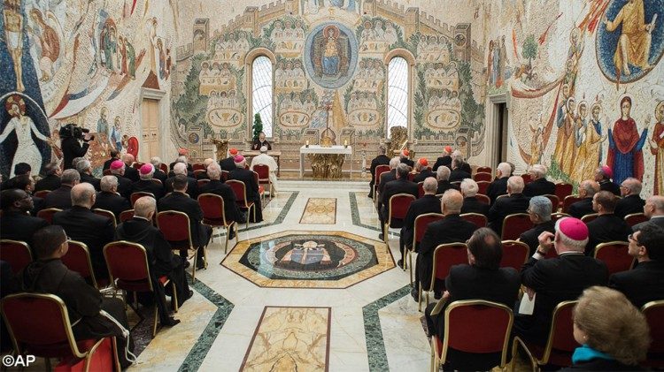 Le père capucin, Raniero Cantalamessa, livrant sa méditation devant le Pape et les responsables de la curie romaine, en la chapelle Redemptoris Mater du Vatican.