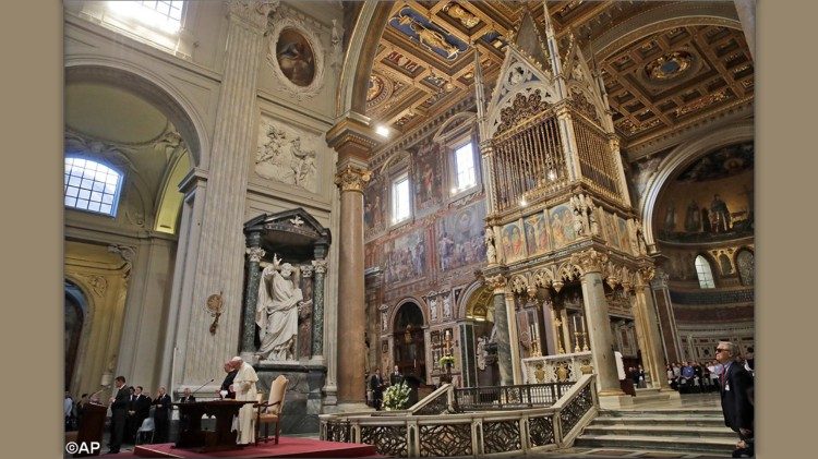 Il Papa e il card. De Donatis in San Giovanni in Laterano 