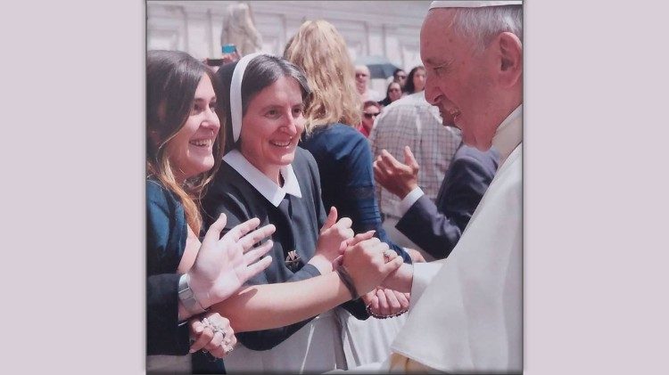 Armela Gjinaj e motër Teuta Pashuku tek Papa