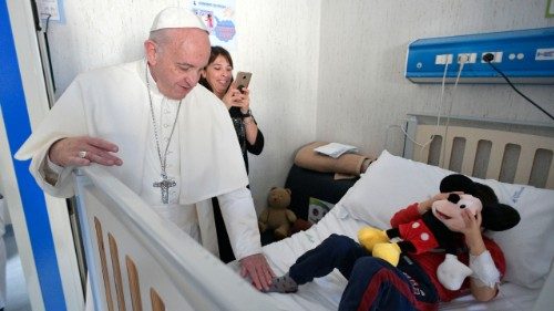 La carezza del Papa ai bambini dell’ospedale di Palidoro