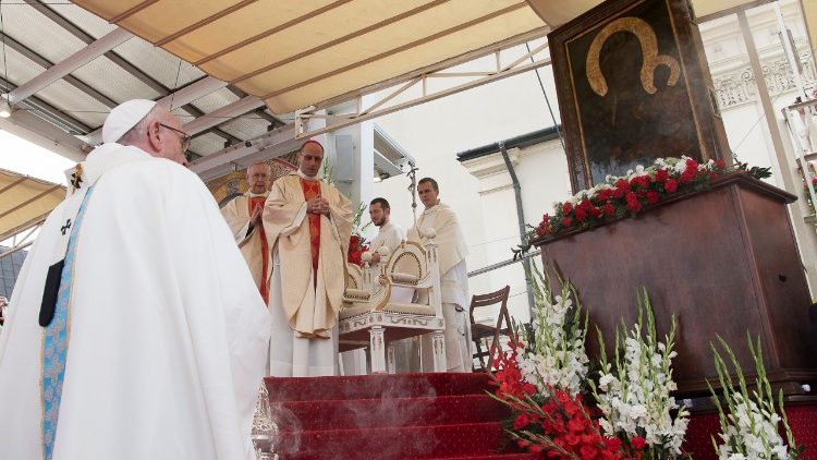 Папа Франциск пред иконата на Дева Мария от Ченстохова