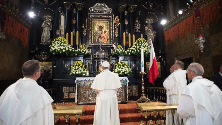 Pope Francis prays before Our Lady of Czestochowa on 28 July 2016