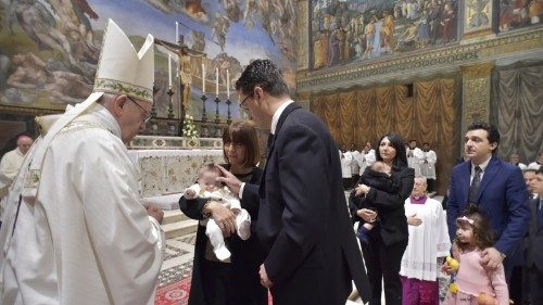 Papa battezza 34 bimbi e dice ai genitori: parlate il 'dialetto dell’amore'  