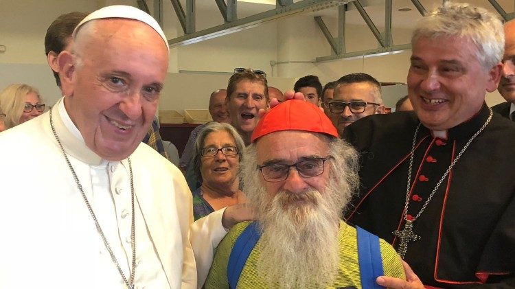 Papež František a kardinál Krajewski s jedním z účastníků hostiny ve Vatikánské menze
