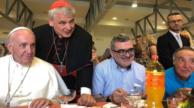 Папа Франциск и елемозинарият кард. Краевски на обяд с бедните