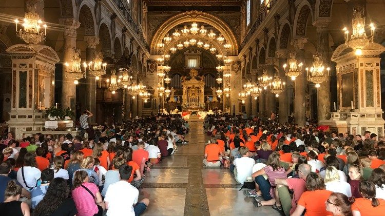 Junge Leute in einer Kirche in Rom