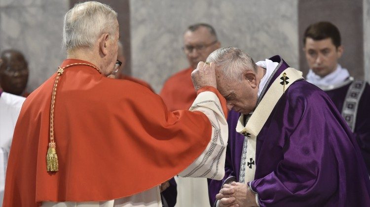 Papež Frančišek med pepeljenjem na pepelnično sredo.