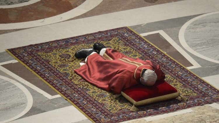 Verehrung des Kreuzes am Karfreitag: Papst Franziskus auf dem Boden des Petersdoms