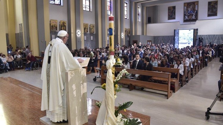 Papa Franjo slavi svetu misu za vrijeme pastoralnog pohoda Župi Presvetog Sakramenta