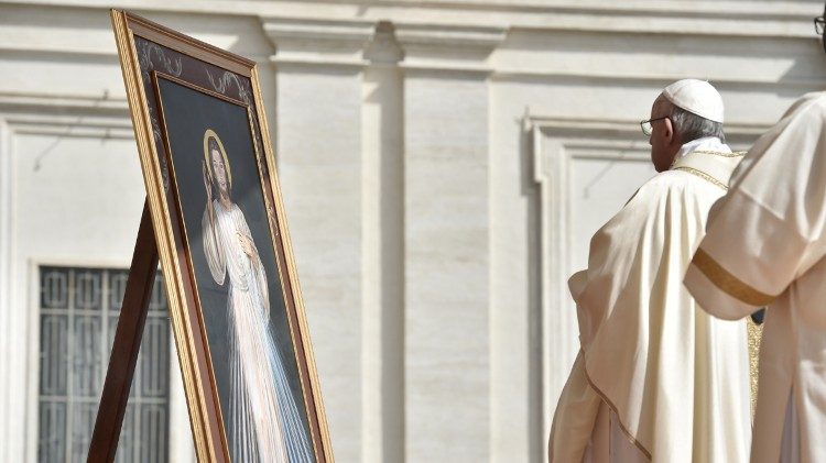 Papež Frančišek med sveto mašo na nedeljo Božjega usmiljenja.