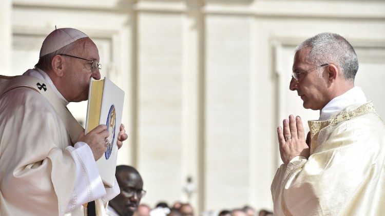 2018.04.08 - PAPA FRANCESCO Messa Domenica della Divina Misericordia. Papa Francesco e Mons. Filippo Iannone
