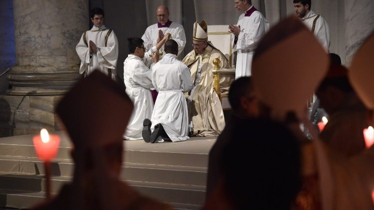 Papa celebra la Santa Messa per i Consacrati