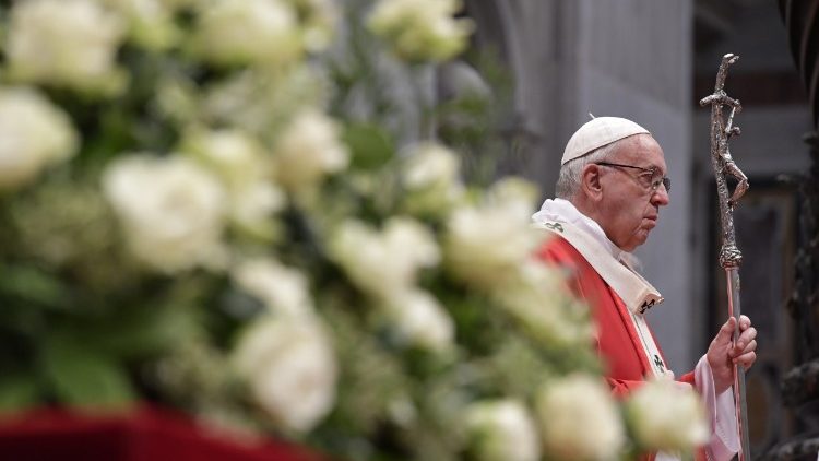 Papa Francesco presiede la messa nella Solennità di Pentecoste