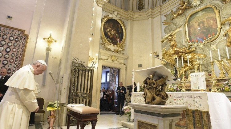 Popiežiaus malda šventovėje prie Marijos paveikslo 