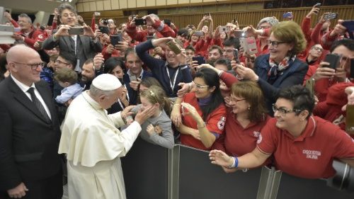 Papa alla Croce Rossa: siate sempre testimoni di umanità