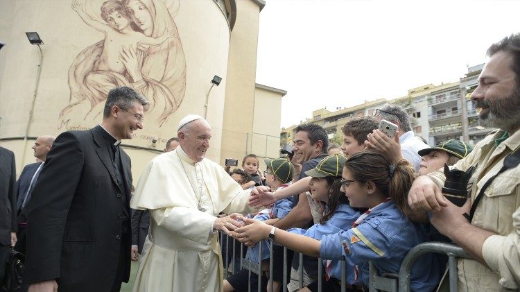 教宗在牧靈訪問羅馬堂區時，問候童軍成員