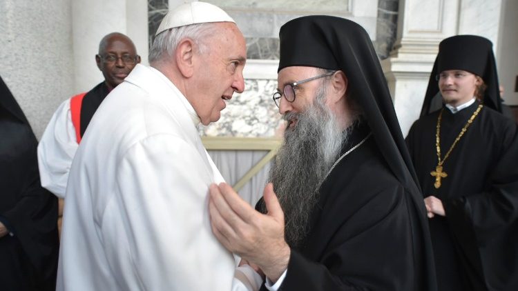 Le Pape François salue un patriarche orthodoxe lors des vêpres célébrées le 25 janvier 2019 en la Basilique Saint-Paul-hors-les-Murs