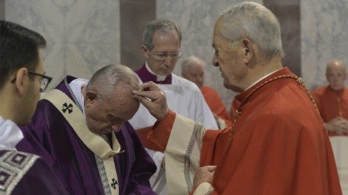 Kardinál Jozef Tomko tradične udelí Svätému Otcovi popolec