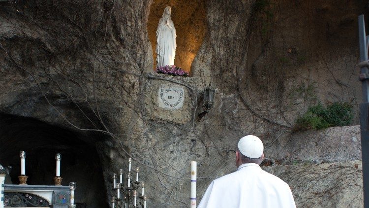 Pápež František sa modlí vo vatikánskej Lurdskej jaskynke