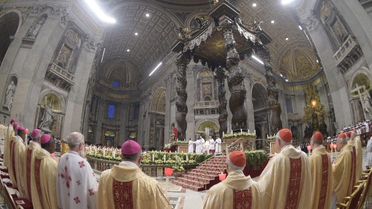Blick in den Petersdom während der Papstmesse
