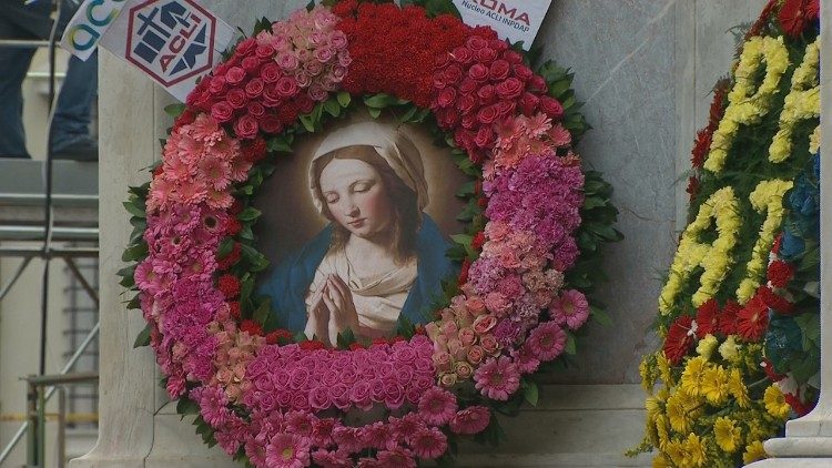 Homenagem à Virgem no momumento da Imaculada, centro de Roma
