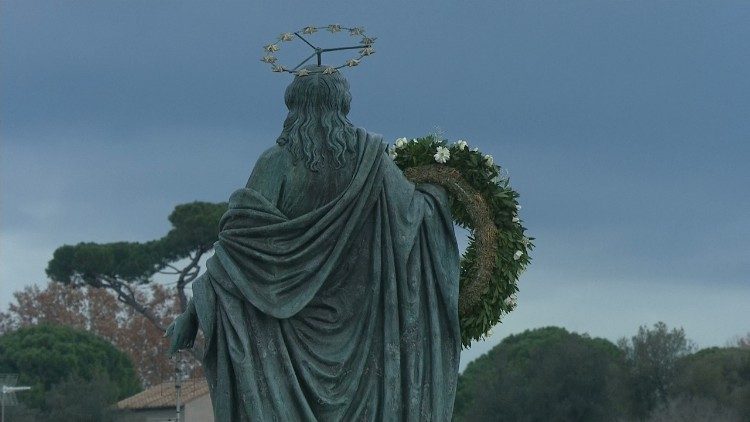 Cedo da manhã, bombeiros de Roma colocam uma guirlanda de flores na imagem da Virgem Maria na Praça de Espanha