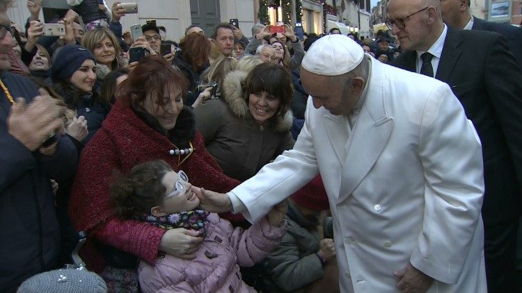 Le Pape saluant des enfants à la fin de l'acte de Vénération à Marie sur la Place d'Espagne.