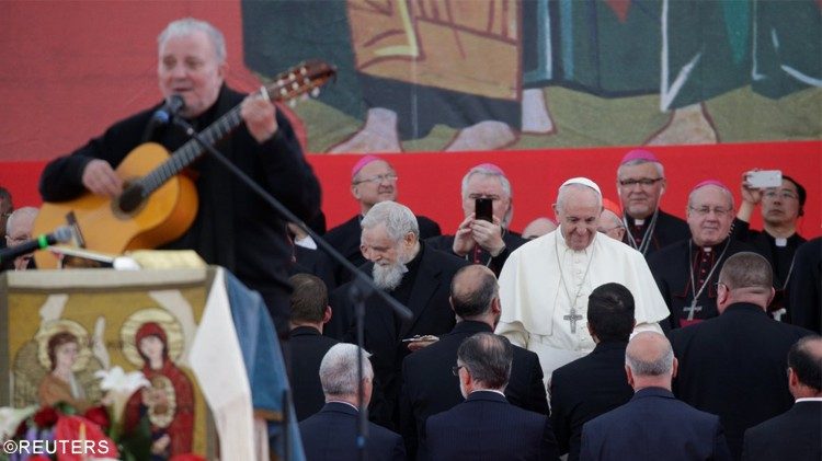 Kiko Argüello durante l'incontro a Tor Vergata con il Papa per il 50° del Cammino Neocatecumenale