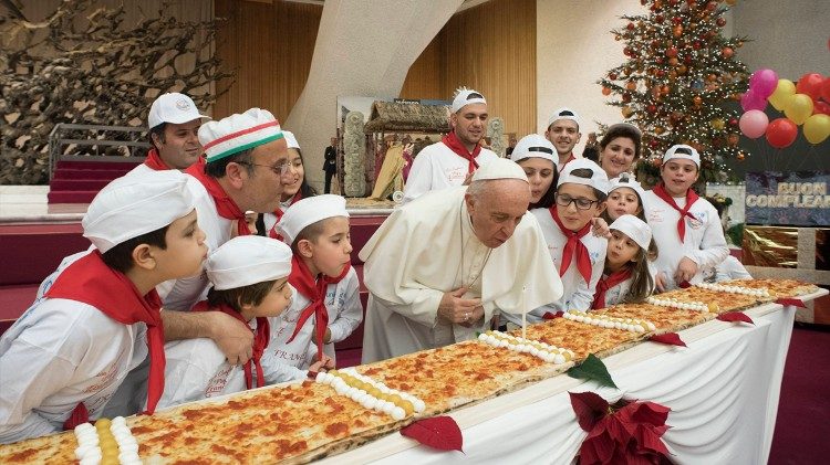 Papa Francesco spegne la candelina del compleanno con i bambini del Dispensario Santa Marta