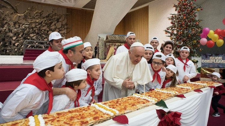 Le Pape François en compagnie des enfants du dispensaire pédiatrique Sainte-Marthe du Vatican, le 17 décembre 2017, également date d'anniversaire du Saint-Père.