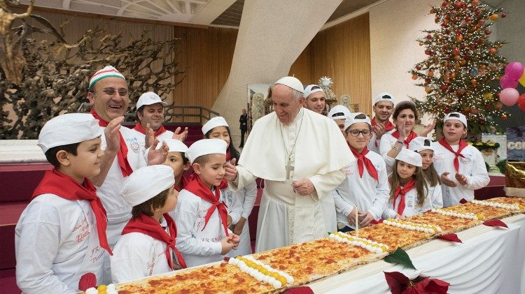 Die Kinder stellen dem Papst ihre Geburtatagspizza vor