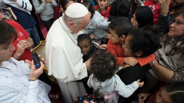 Il Papa con i bambini assistiti dal dispensario pediatrico Santa Marta