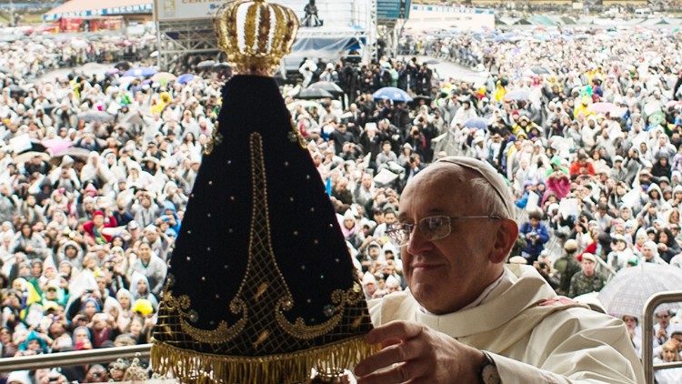 Papa Francisc în fața imaginii „Doamna Noastră de la Aparecida”, în  Brazilia (imagine de arhivă)