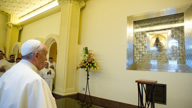 Papa Francisco diante da imagem de Nossa Senhora Aparecida