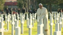 foto_papa_cimitero_5.jpg