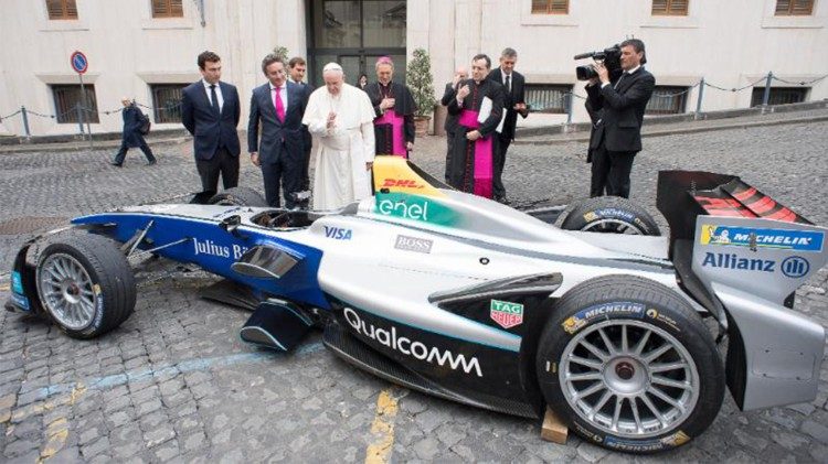 Påven välsignar Formel E-elbil