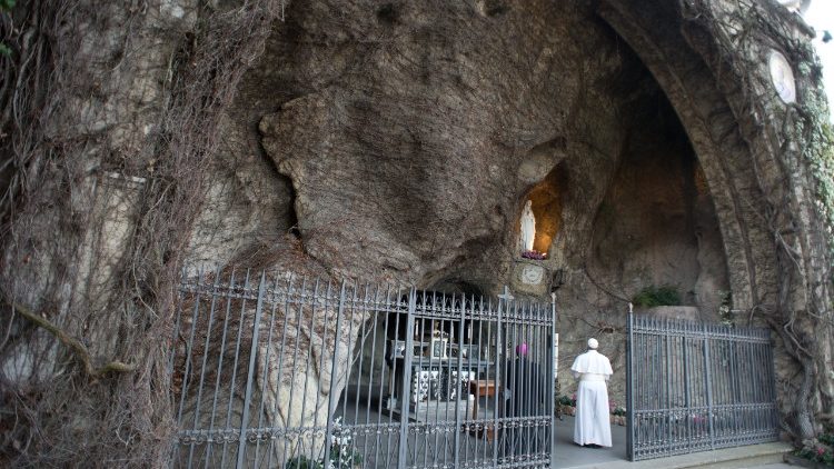 Påven Franciskus vid Lourdes-grottan i Vatikanträdgårdarna