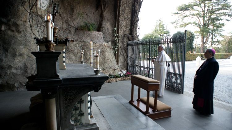 Papež Frančišek med obiskom Lurške votline v Vatikanskih vrtovih.