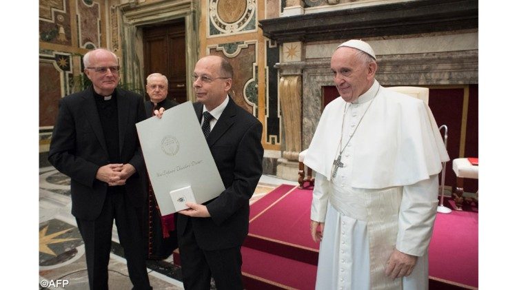papa Francisco entrega premio Ratzinger 2017