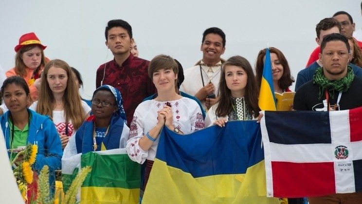 Jeunes arrivant aux Journées mondiales de la jeunesse à Cracovie en Pologne en juillet 2016.
