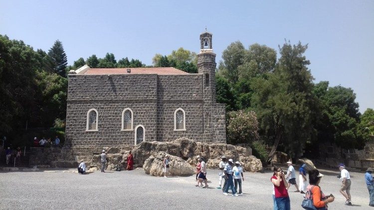 Поклонници в Табга, мястото на примата на свети Петър в Израел