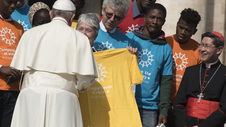 Suor Norma Pimentel recibiendo al Papa Francisco 