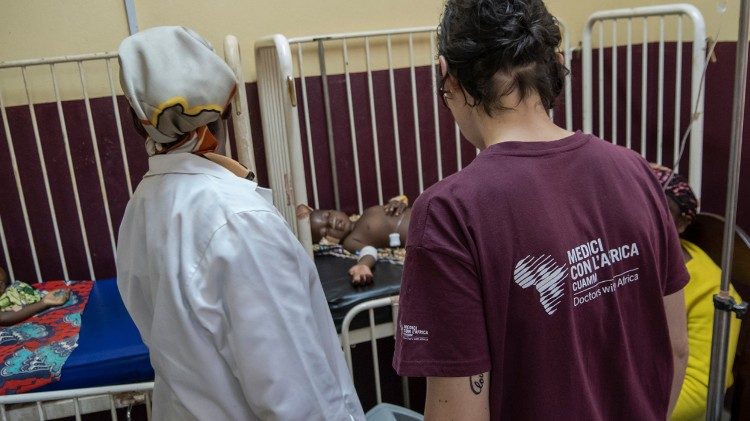 Medici con l'Africa Cuamm in un ospedale locale