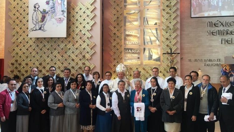 I 23 diplomati del master in innovazione pastorale con arcivescovo Víctor Sánchez Espinosa