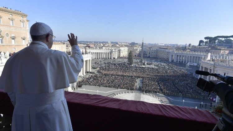 Ferenc pápa áldását adja Róma városára és a földkerekségre