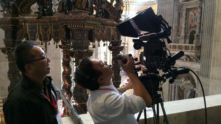 Preparazione della Messa di Natale nella Basilica Vaticana con le Tv di tutto il mondo 