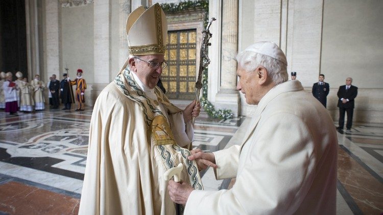 Mit dem Vorgänger Benedikt XVI. bei der Eröffnung des Hl. Jahres der Barmherzigkeit