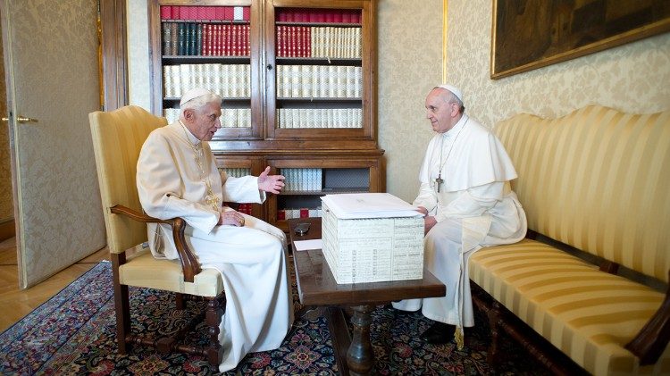 Zaslužni papež Benedikt XVI. in papež Frančišek.