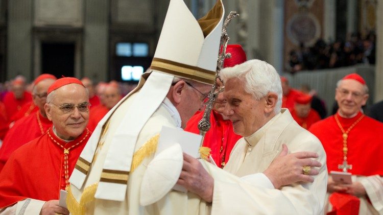 François et Benoît XVI lors du consistoire du 22 février 2014.